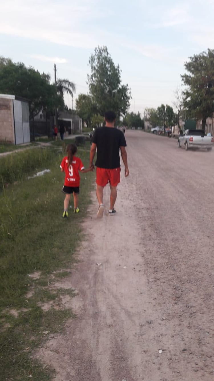 Martina junto a su papá, Pablo, yendo a un entrenamiento