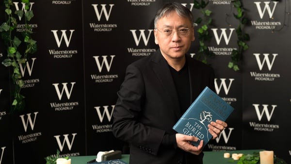 Ishiguro sosteniendo en sus manos una copia de su última novela, ‘El gigante enterrado’ (Getty Images)