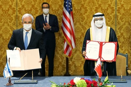 La delegación del gobierno israelí firma un acuerdo con funcionarios de Bahrein en Manama, Bahrein, el 18 de octubre de 2020.REUTERS/Hamad I Mohammed