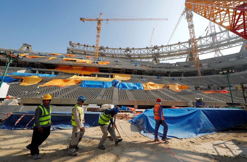 FOTO DE ARCHIVO: Trabajadores dentro del estadio de Lusail que se está construyendo para la próxima Copa Mundial de Fútbol de la Fifa 2022 durante un recorrido por el estadio en Doha, Qatar, 20 de diciembre de 2019.  REUTERS/Kai Pfaffenbach