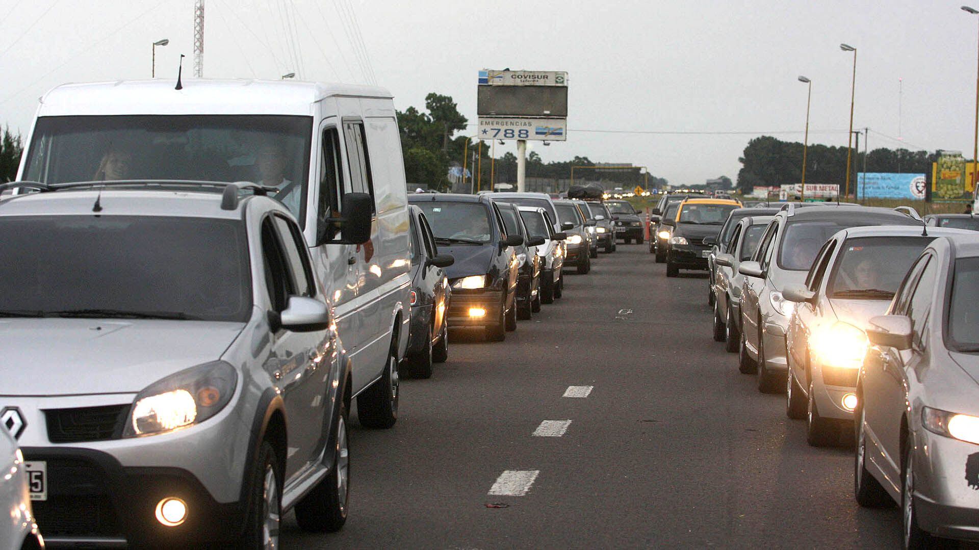 El Jueves Santo, la Ruta 2 estuvo colapsada, con 1.000 autos circulando por hora (NA)