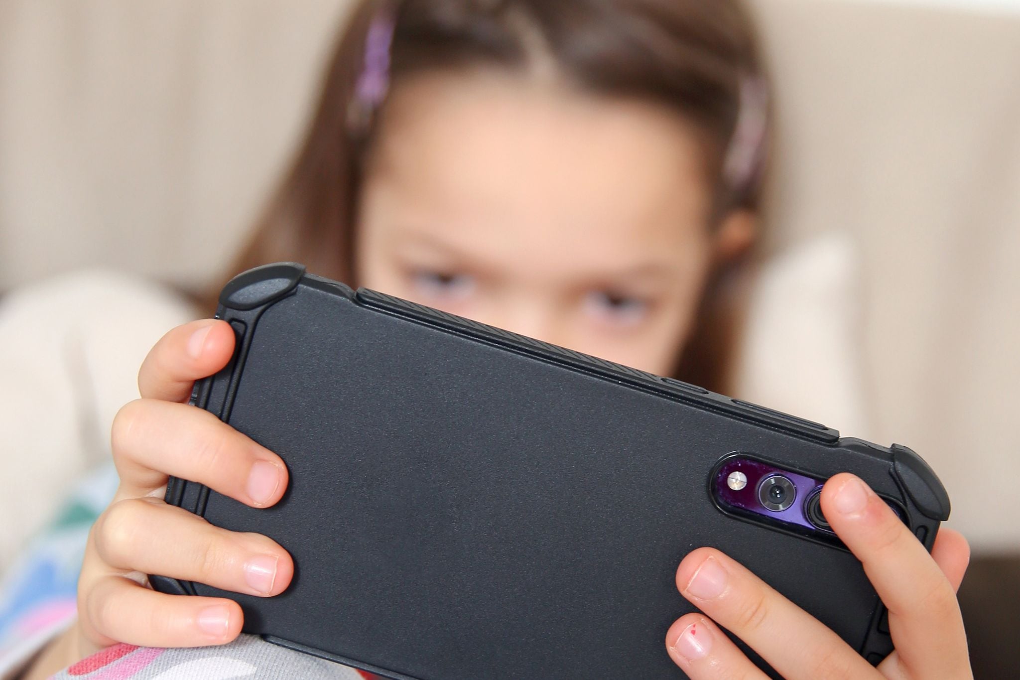 Los videojuegos y redes sociales son en lo que más consumen tiempo los niños. Foto: Mascha Brichta/dpa