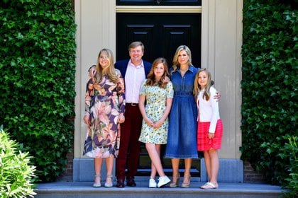 La Familia Real de Holanda, la princesa Amalia, el rey Guillermo-Alejandro, la princesa Alexia, la reina Máxima y la princesa Ariana posan durante un pase fotográfico en Wassenaar en 2018 (EFE)