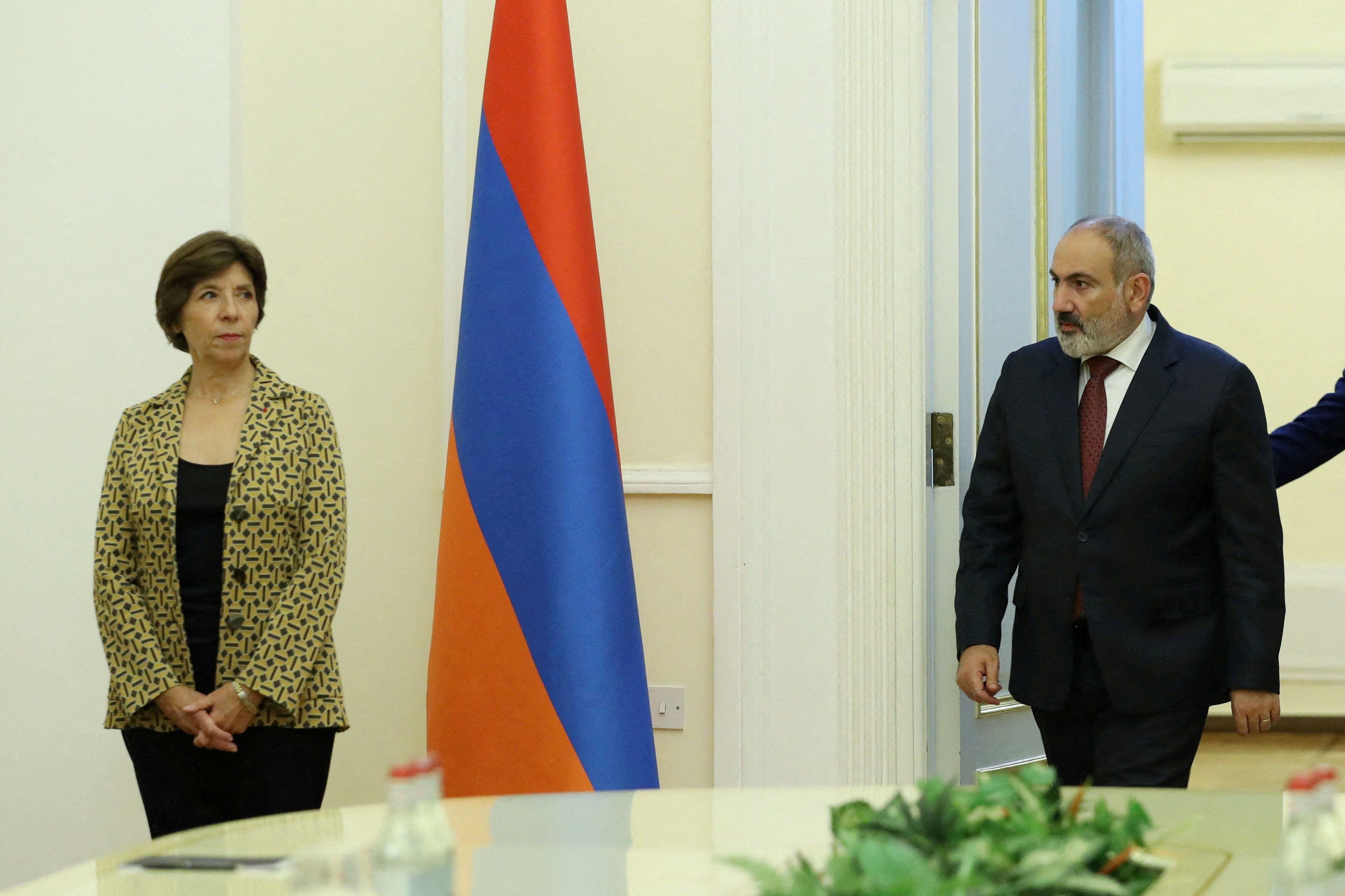 La ministra francesa de Asuntos Exteriores, Catherine Colonna, y el primer ministro armenio, Nikol Pashinián, se reunieron ayer en Ereván (REUTERS)