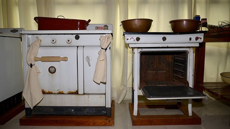 A la izquierda, la cocina a kerosene que utilizara Petrona en su domicilio. A la derecha, una de las primeras a gas, de la que fuera pionera en el país (Gustavo Gavotti)