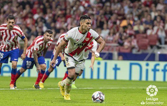 Falcao, convirtiendo desde los doce pasos ante el Atlético de Madrid. El colombiano completa 2 goles en 10 partidos disputados esta temporada.
