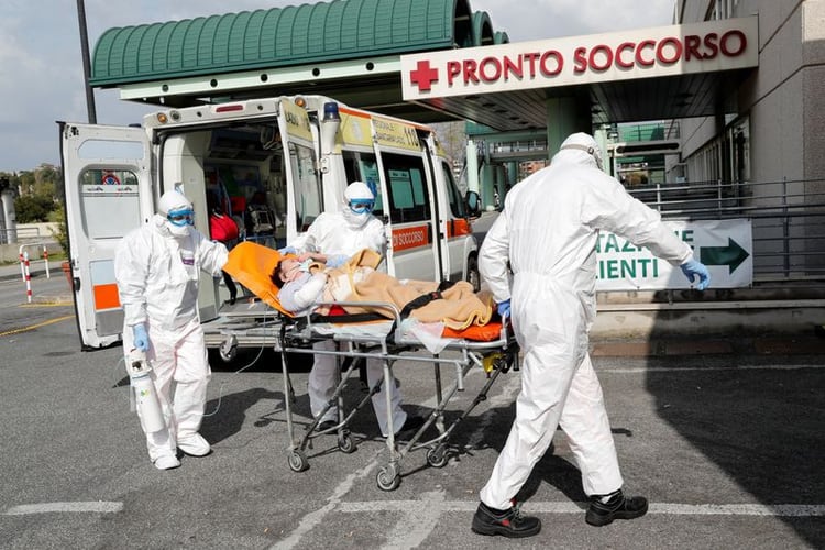 Médicos trabajan en el Policlínico de Vergata en Roma, con pacientes confirmados con Coronavirus - REUTERS/Remo Casilli