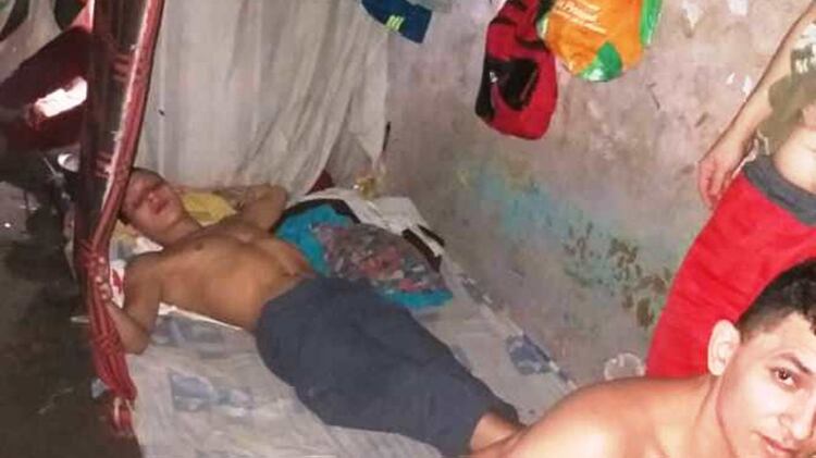 Dos presos son fotografiados mientras sobreviven en el penal