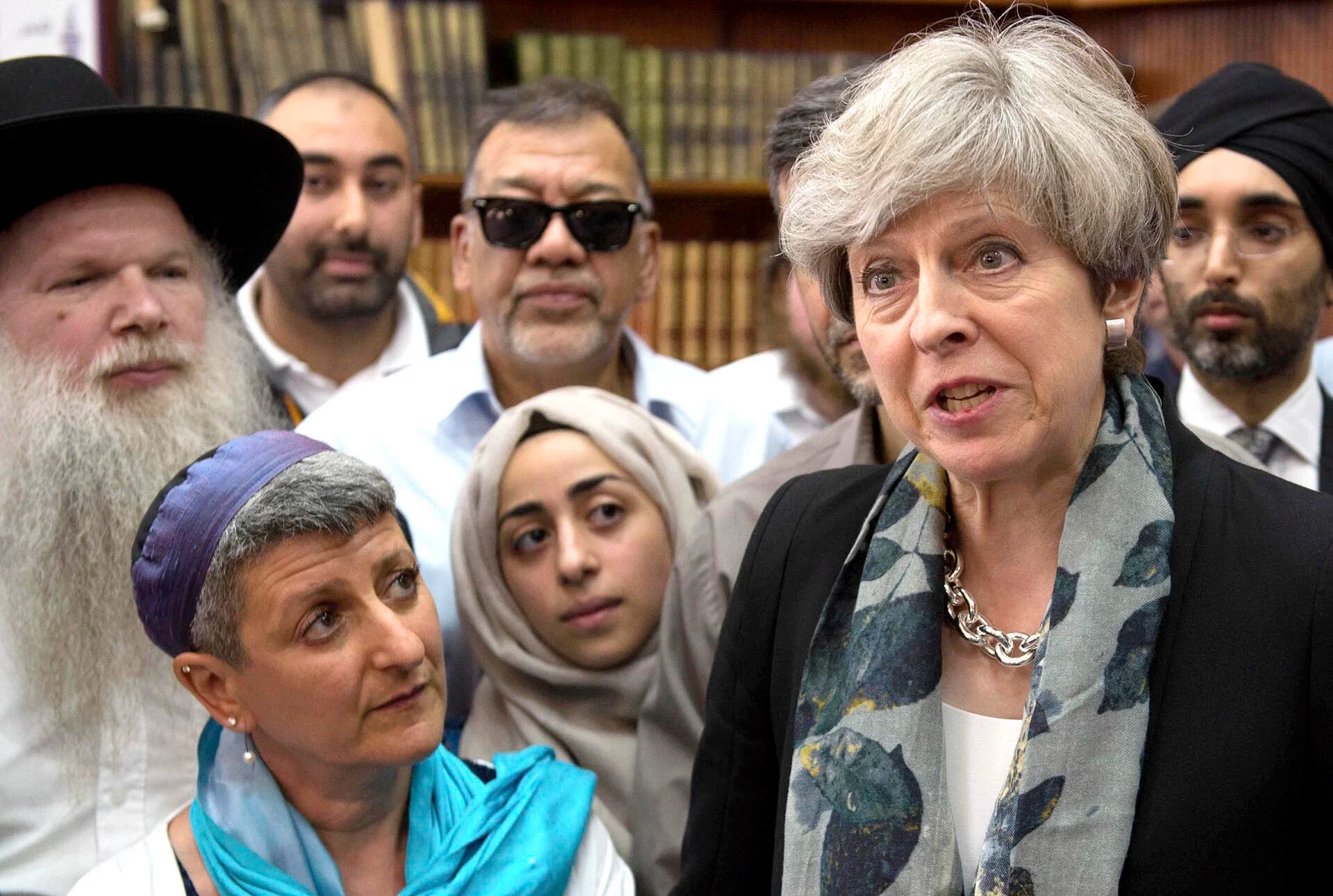 La primer ministro del Reino Unido, Theresa May, en Finsbury Park, luego del ataque a un grupo de fieles frente a una mezquita en Londres