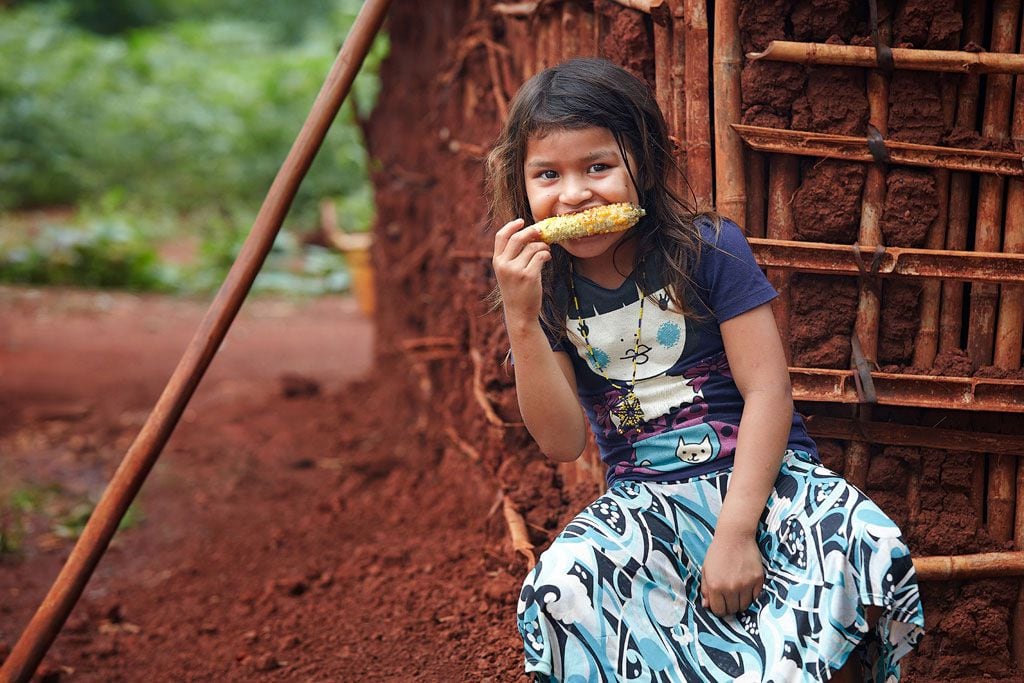 En la zona de las cataratas viven comunidades que desde tiempos ancestrales están en la zona. Una niña de la comunidad Guaraní en Puerto Iguazú, Misiones  (© Nicholas Tinelli / Argentina Photo Workshops)
