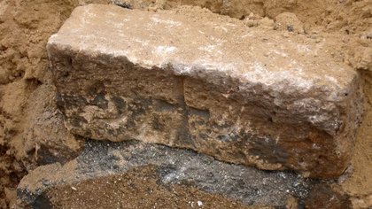 Una piedra con una cruz descubierta en un cementerio de época persa ubicado en Jaffa. (Crédito de la imagen: Amir Gorzalczany / Autoridad de Antigüedades de Israel)