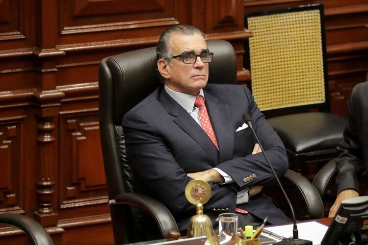 El presidente del Congreso Pedro Olaechea durante la sesión que votó la suspensión de Vizcarra (REUTERS/Guadalupe Pardo)