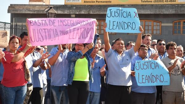 Familiares, amigos compañeros y vecinos exhiben pancartas pidiendo justicia por el homicidio de Leandro Alcaráz (Télam)