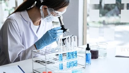 3 investigaciones o ensayos clínicos que buscan estudiar la anticoagulación en casos COVID-19 fueron pausados (Shutterstock)