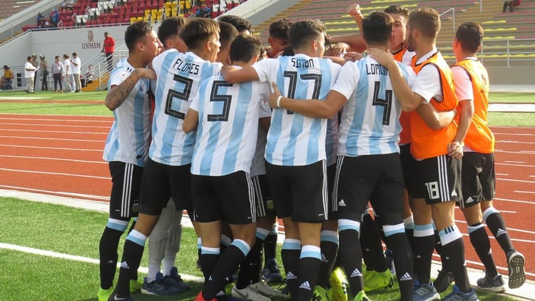 Los chicos y su unión fueron clave en el éxito deportivo que tuvieron en el Sudamericano Sub 17 de Perú (Foto: @Argentina)