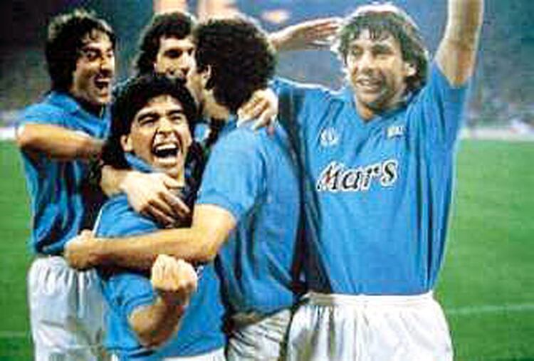 Hace 22 Anos Maradona Debutaba Con La Camiseta Del Napoli Infobae