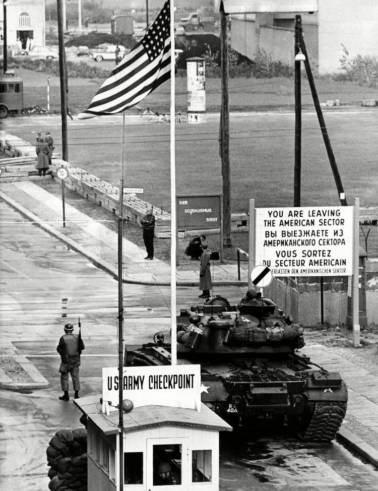 Puesto de control estadounidense en el cruce de Friedrichstrasse, en la frontera este-oeste de Berlín, el 25 de octubre de 1961. Conocido como Checkpoint Charlie, se convirtió en un símbolo de la Guerra Fría (Foto de Everett/Shutterstock (10307220a))