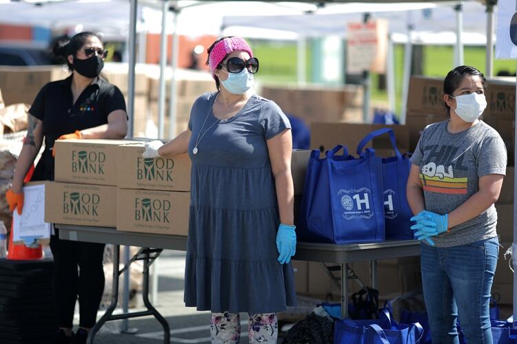 Voluntarios del Banco de Alimentos de Los Ángeles entregan suministros en Los Ángeles, California (Reuters)