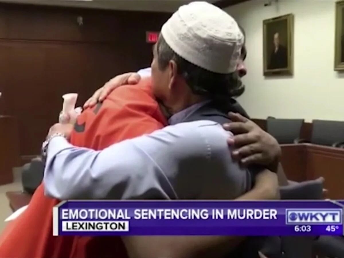 El emotivo momento en que un padre perdona y abraza al asesino de su hijo  en pleno juicio - Infobae