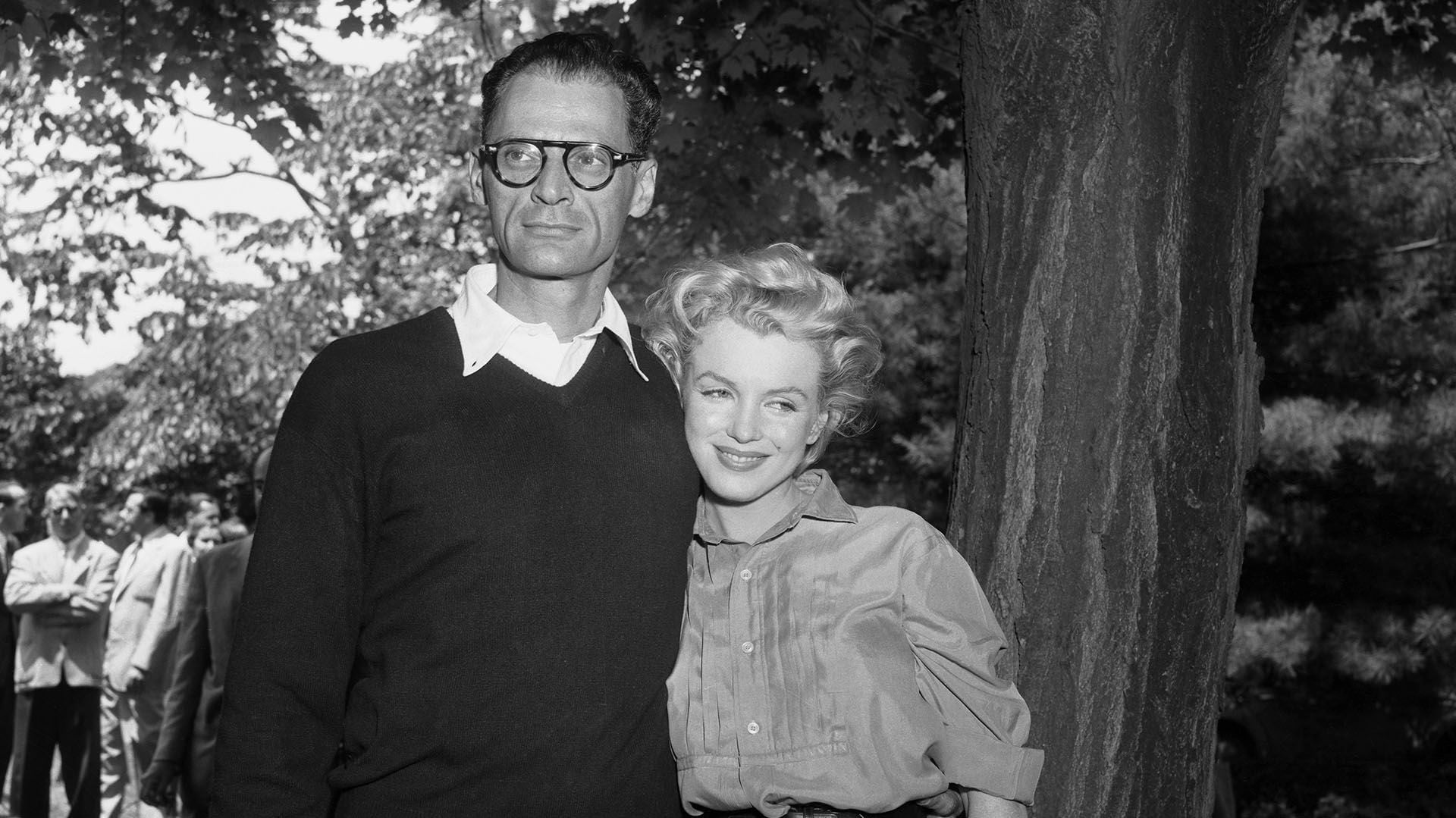 Arthur Miller y Marilyn Monroe en la casa del escritor en Roxbury, pocas horas antes de su boda