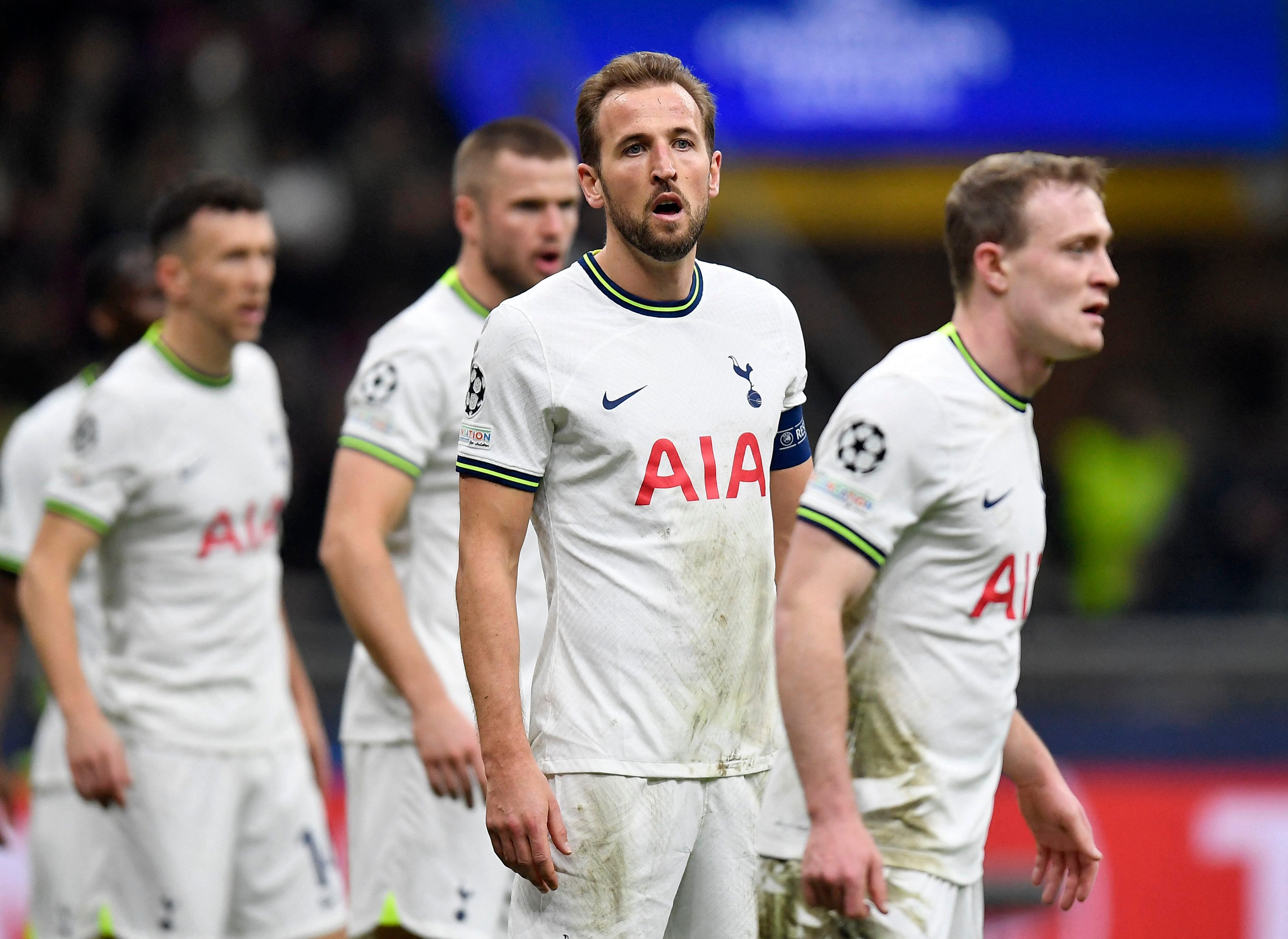 Harry Kane de Tottenham Hotspur reacciona ante la derrota parcial en Italia / (REUTERS/Daniele Mascolo)