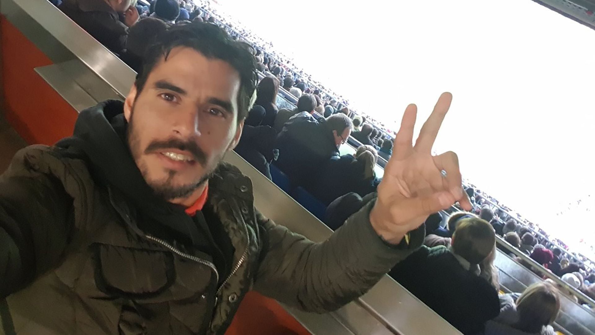 En el Camp Nou, donde los aficionados le pedían fotos por su parecido con Lucho (@psuarez80)