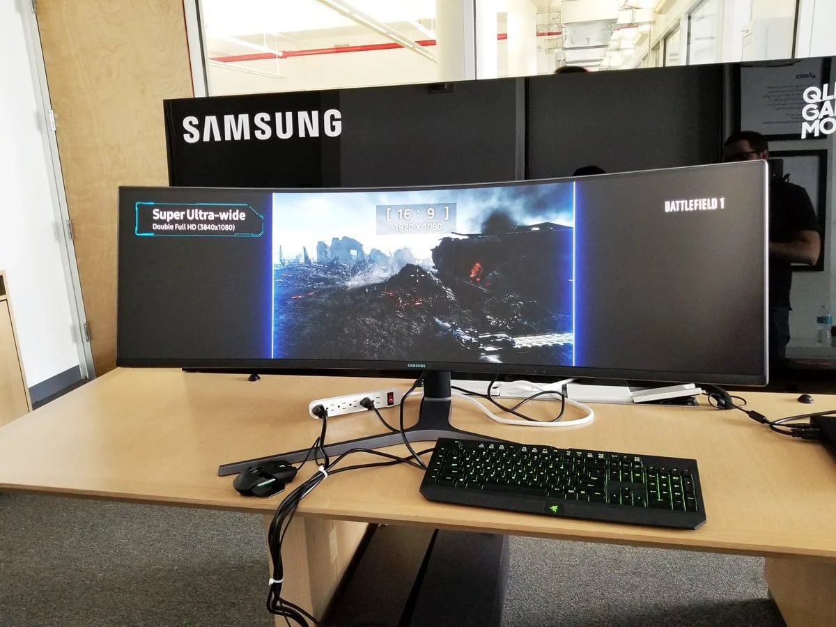 El monitor de juegos CHG90, de 49 pulgadas, de Samsung también es funcional para trabajos de diseño o edición en donde se requieren compartimentar los espacios