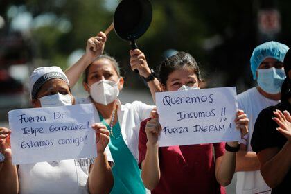 La falta de medicamentos, principalmente los que se emplean para mantener sedados a los pacientes intubados, ha sido denunciada desde hace varias semanas por médicos (AP Photo/Jorge Saenz)