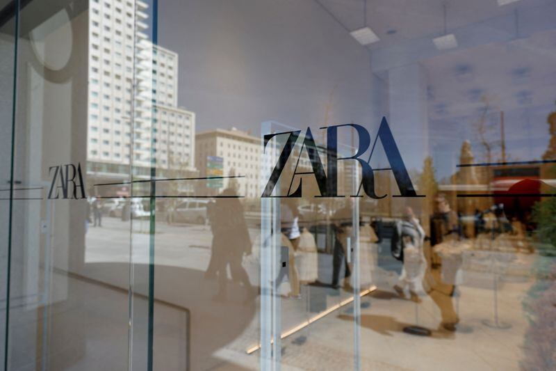 El logotipo de Zara en un escaparate de una de las tiendas de Inditex. REUTERS/Juan Medina