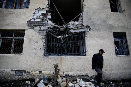el propietario revisa los restos de su casa después de un ataque con bomba en Terter, Azerbaiyán (REUTERS / Umit Bektas)