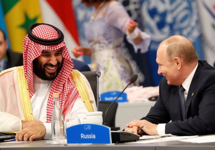 Mohamed bin Salman riendo junto al presidente ruso, Vladimir Putin (Reuters)
