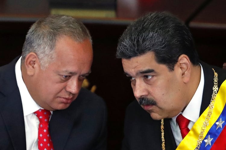El dictador venezolano Nicolas Maduro habla con el presidente de la Asamblea Nacional Constituyente y número 2 del régimen Diosdado Cabello durante la ceremonia de apertura del año judicial en la Corte Suprema de Justicia (REUTERS/Carlos Garcia Rawlins)