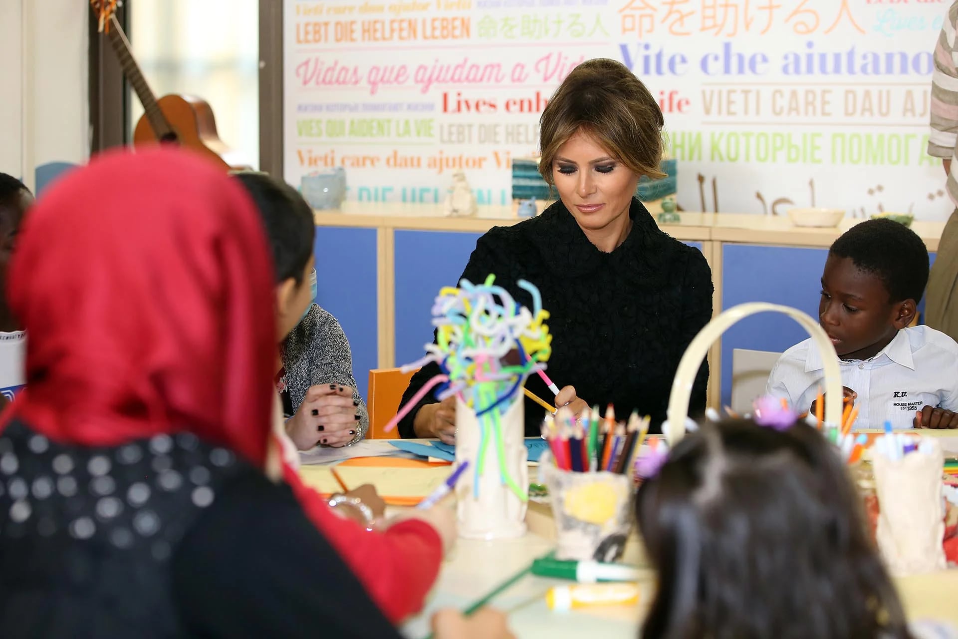 Sin prisa, la Primera Dama estadounidense se sentó a dibujar con los chicos que allí reciben tratamiento y compartió divertidos momentos