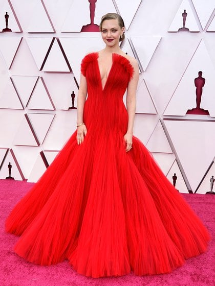 Amanda Seyfried - "En un deslumbrante vestido rojo de de Armani Prive con escote profundo y súper falda. Siempre espléndida. El cabello muy acorde son indas estilo años 40’s", opinó Gurmandi. "Espectacular, con un maquillaje y peinado acorde para la red carpet, deslumbrante y un 10 para ella", puntuó Profumo