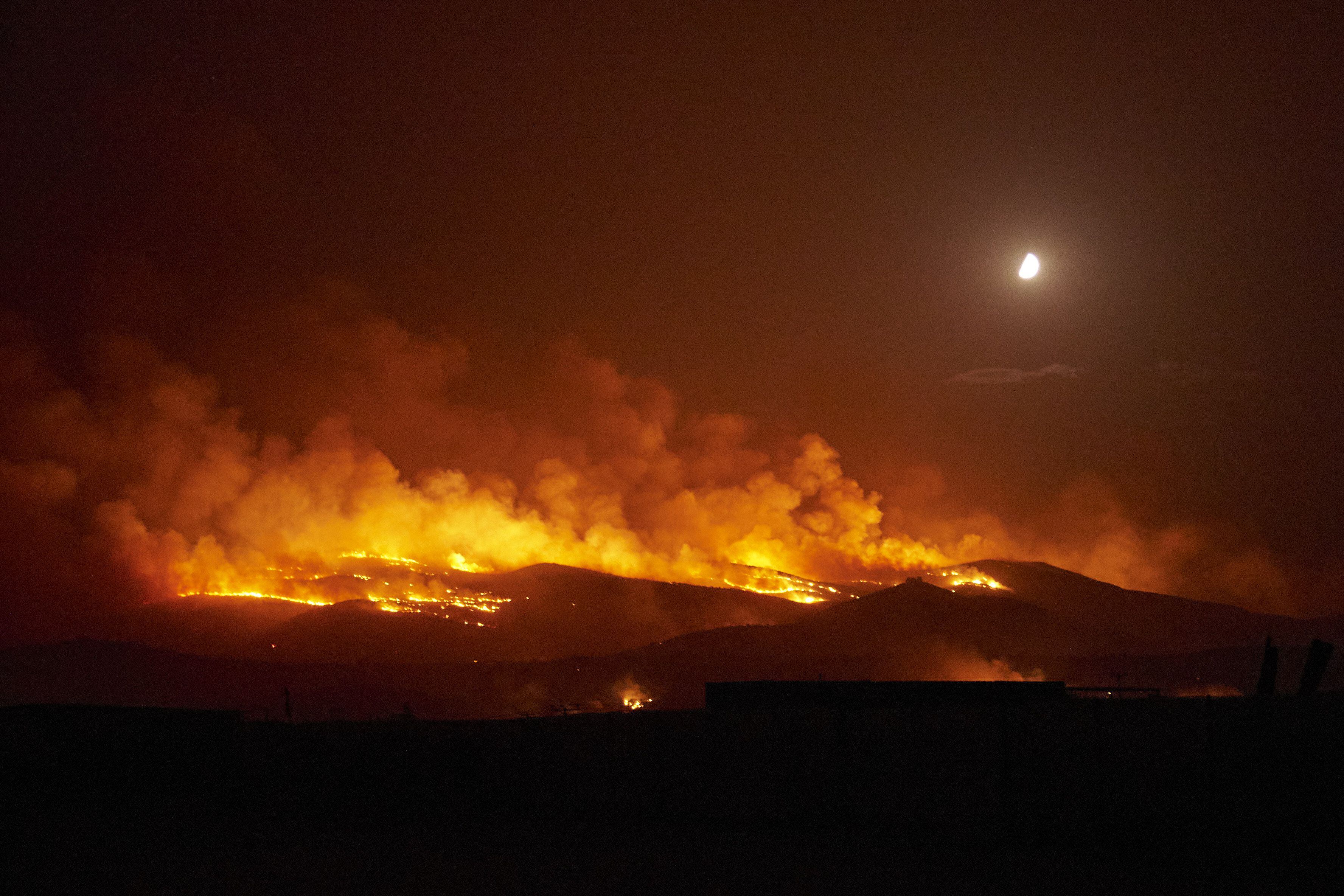 Atizadas por fuertes vientos, las llamas se desataron en la mañana del sábado por razones desconocidas, calcinando bosques y matorrales. 
(Europa Press)
