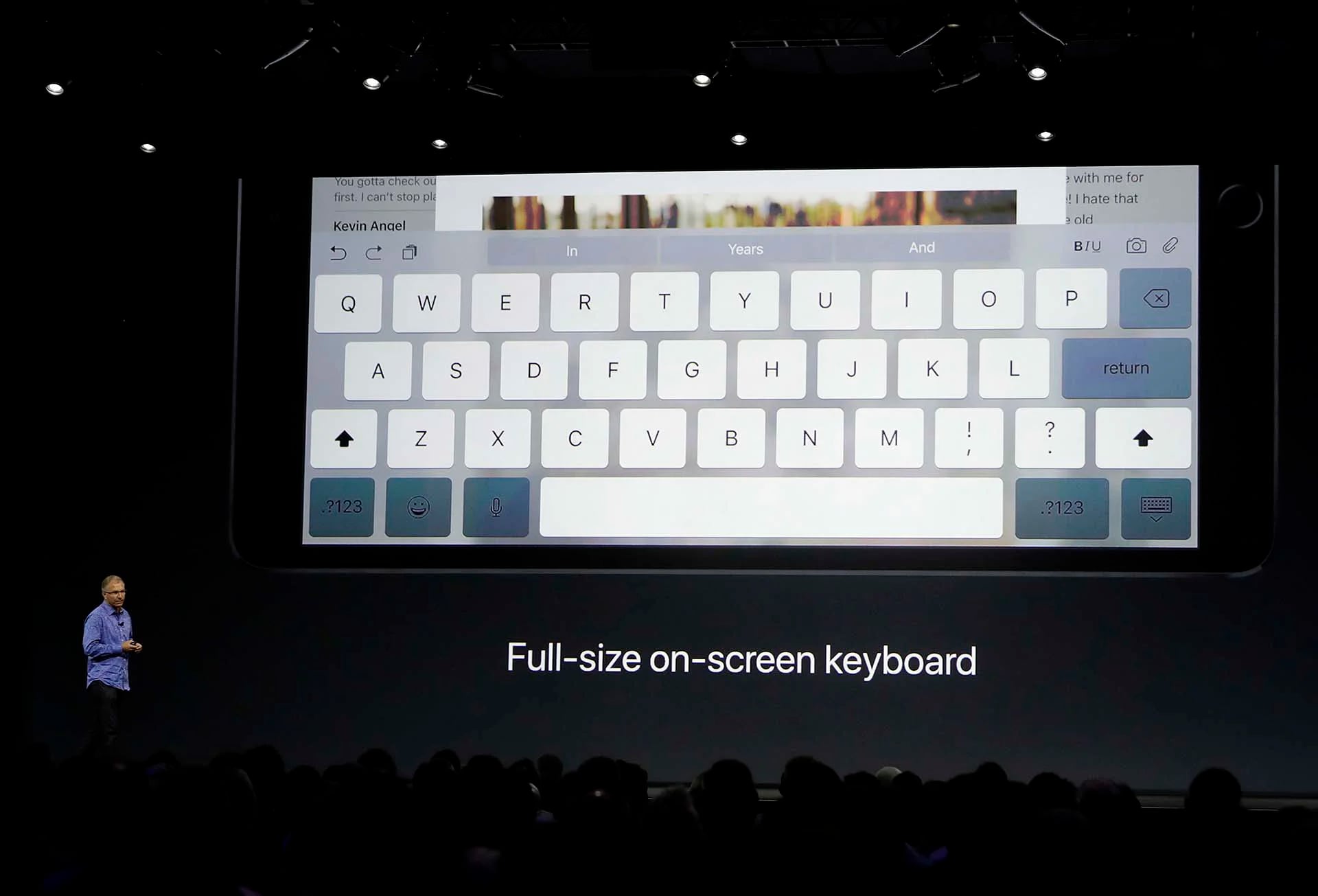 El teclado táctil se despliega y ocupa la totalidad de la pantalla (AP Photo/Marcio Jose Sanchez)