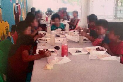 Los niños rescatados de una red de trata de personas comen en San Cristóbal de las Casas, Chiapas, México, el 20 de julio de 2020. Fotografía tomada el 20 de julio de 2020. (Foto: Fiscalía de Chiapas / vía Reuters)
