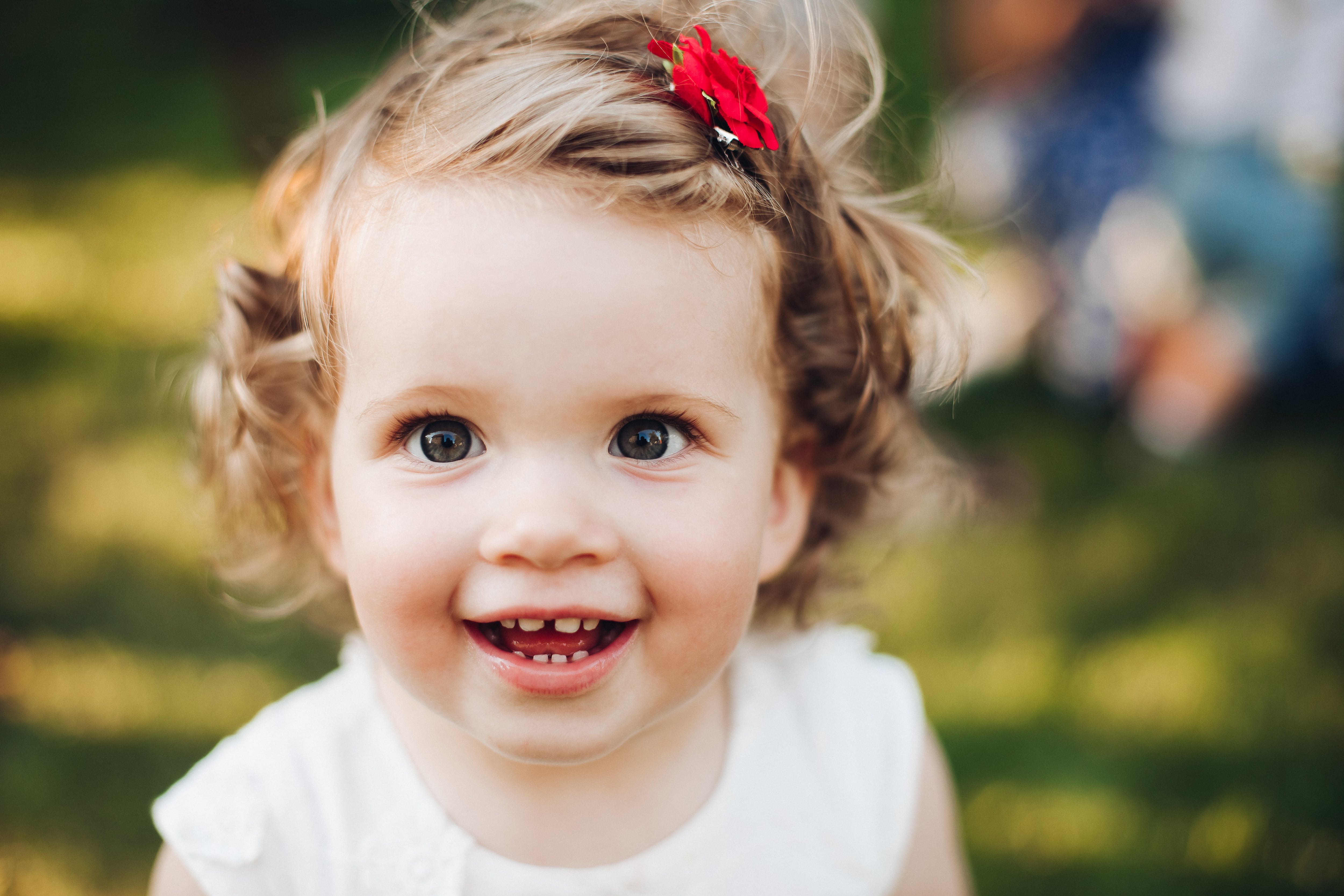A medida que los bebés crecen, su risa y sentido del humor evolucionan, pasando de reacciones simples a interacciones más sofisticadas y conceptuales (Freepik)