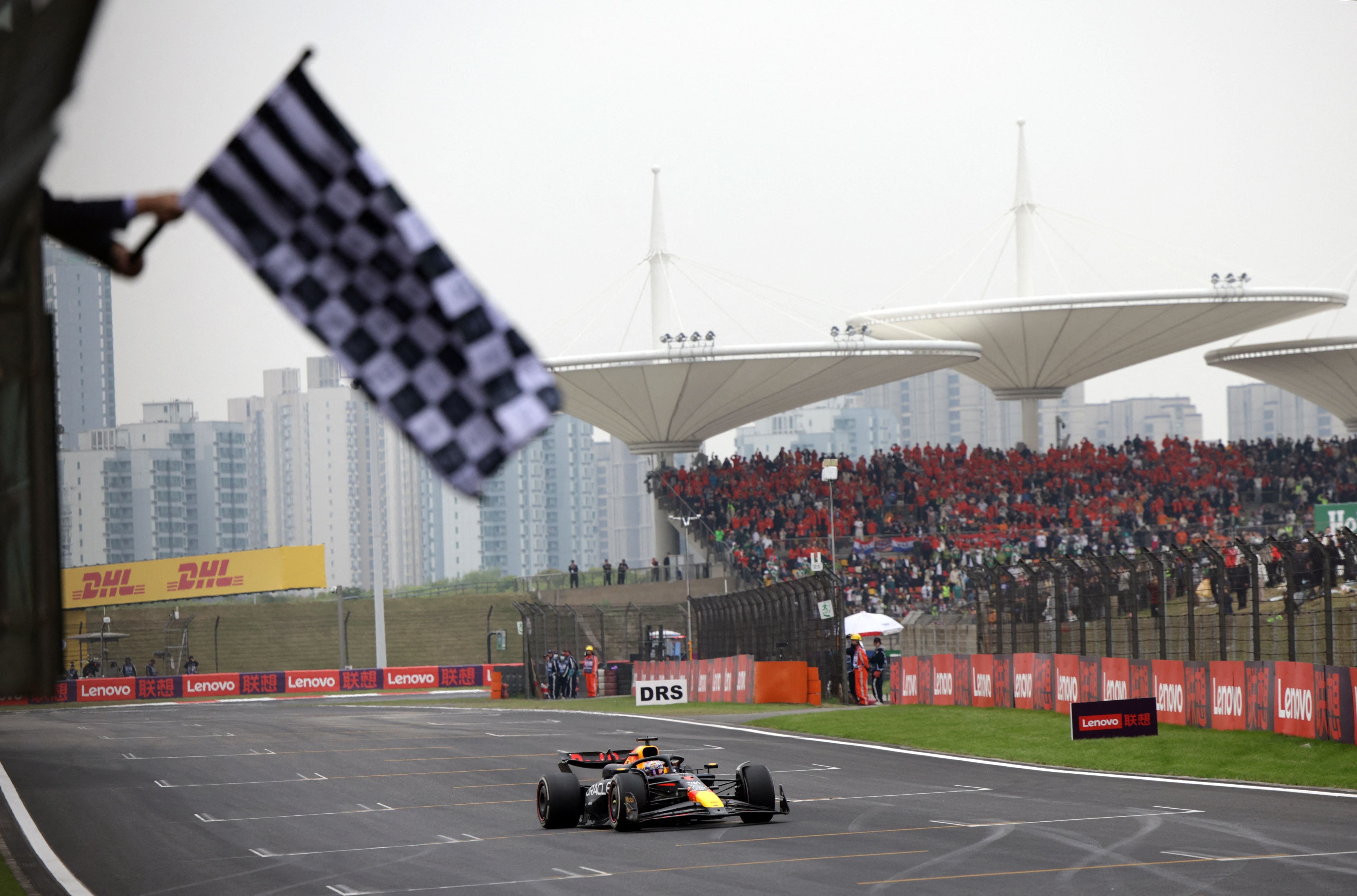 Max Verstappen ganó el GP en China y lidera el campeonato de pilotos con 110 puntos, 25 más que su compañero de equipo Checo Pérez (85)