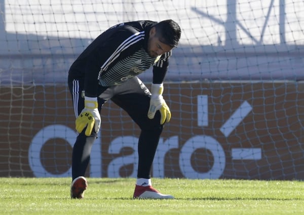 Romero prueba su rodilla, segundos después de la lesión (AFP)