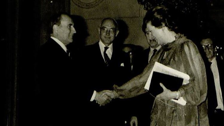 El presidente Mitterrand saludando a la primer ministro Margaret Thatcher en una visita oficial a Francia