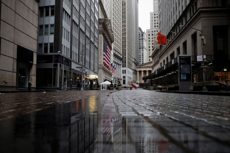 Una vista de Broad Street casi desierta y de la Bolsa de Nueva York, en el distrito financiero del bajo Manhattan en Nueva York. 3 de abril de 2020. REUTERS/Mike Segar