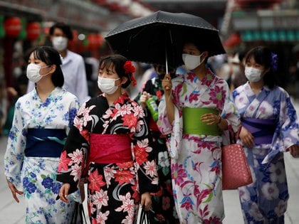 Mujeres visten yukata o kimonos en el centro de Tokio -    REUTERS/Issei Kato