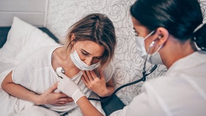 "Varios estudios han informado lesiones cardíacas entre pacientes hospitalizados con COVID-19" (Shutterstock)