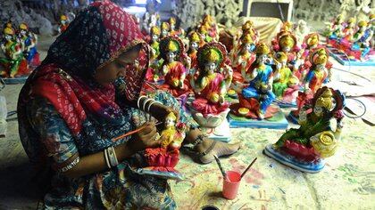 Durante el Diwali, celebrado una vez al año, la gente estrena ropa nueva, comparte dulces y hacen explotar petardos y fuegos artificiales (Foto: AFP/Archivo)
