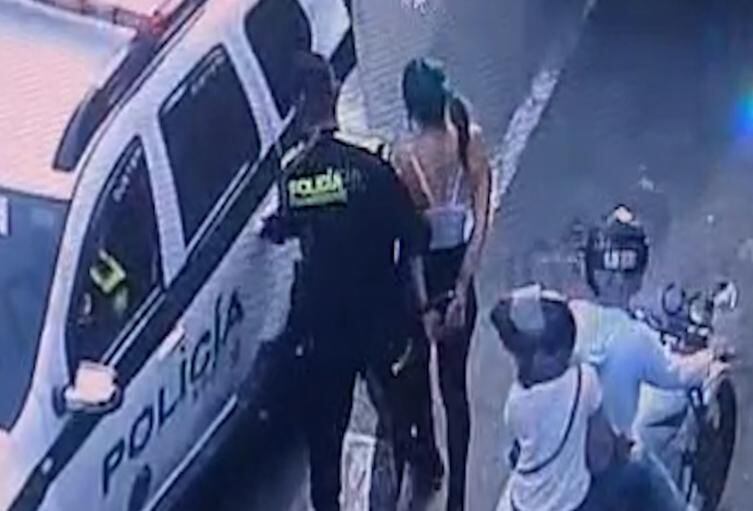Las autoridades pusieron a la mujer a disposición de la Fiscalía General de la Nación. Foto: Captura de pantalla - Twitter @PoliciaMedellin.