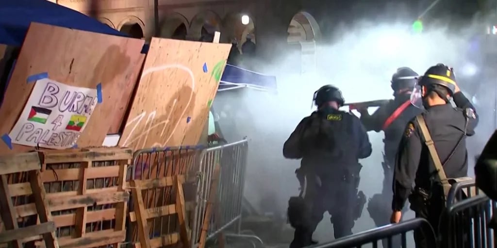 El momento en que la Policía inició la operación en la UCLA y los manifestantes intentaron rechazarla con un extintor