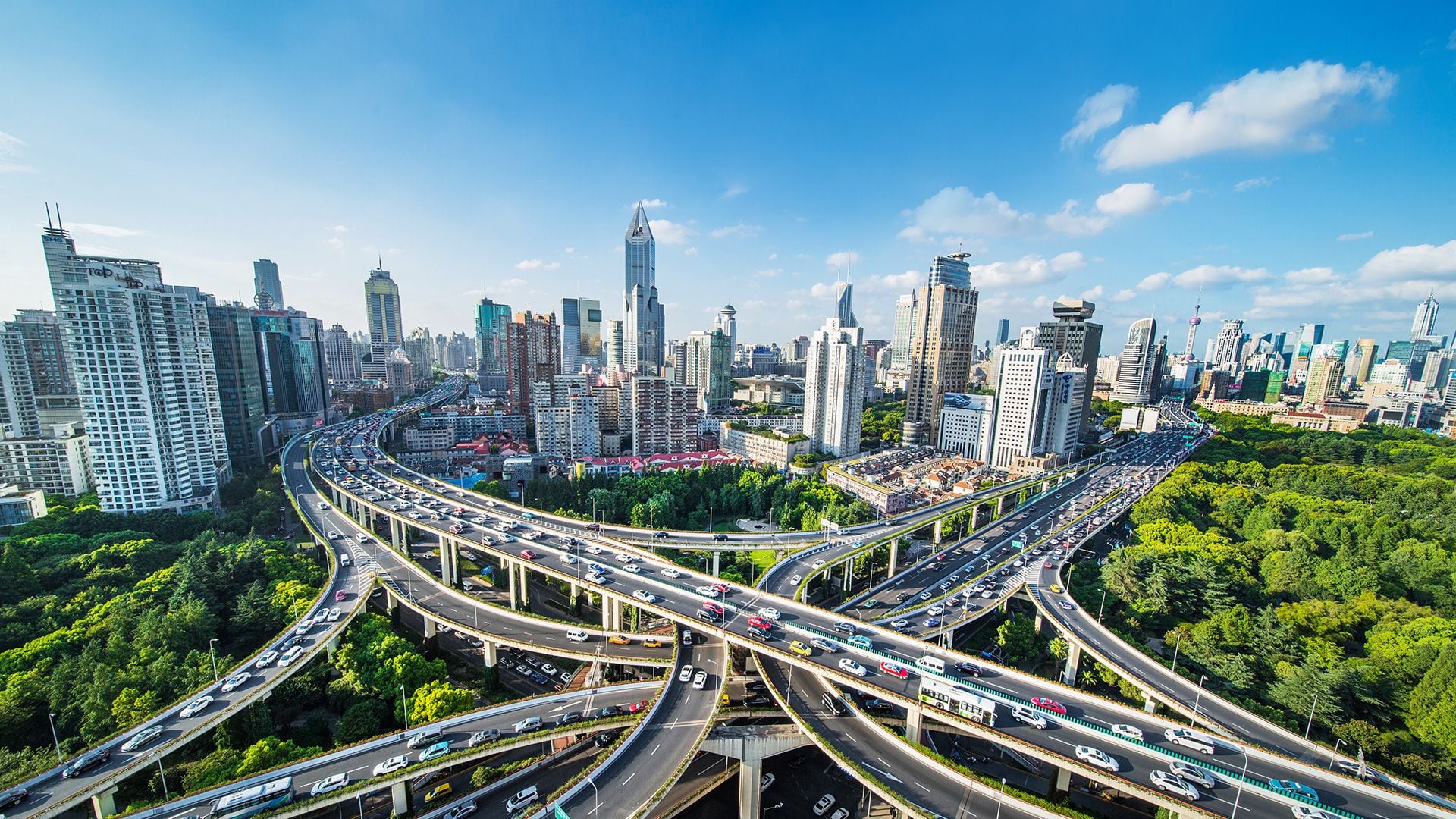El tráfico constante y cargado es una de las características que refleja los 26 millones de habitantes de Shanghái (Getty)
