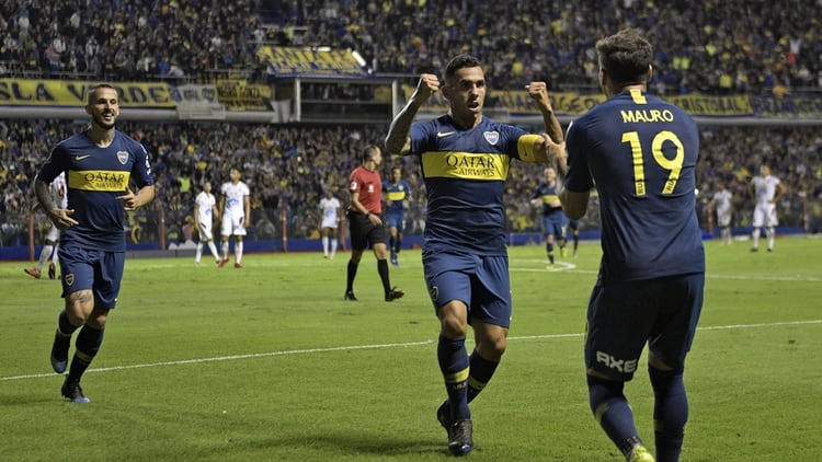 Tevez y Zárate sellaron la victoria de Boca ante Tolima en la Bombonera (AFP)