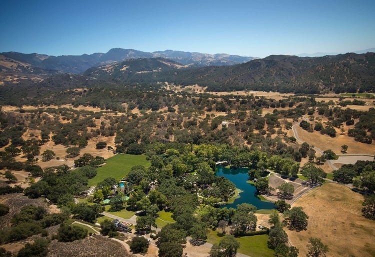 Ubicada en el valle de Santa Ynez del condado de Santa Bárbara, la propiedad recibió el nombre de los majestuosos sicómoros que pueblan el paisaje, junto con magníficos robles, colinas ondulantes distintivas, vistas pastorales y exquisitos jardines (JPRUbio)